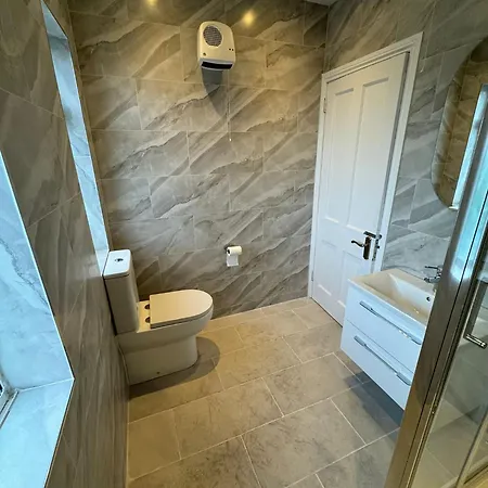 Big Family In At 2 Iveragh Rd-4 Konukevi Dublin