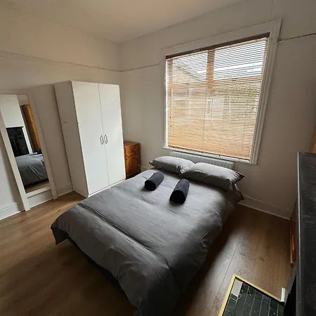 Big Family In At 2 Iveragh Rd-4