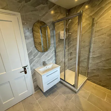 Big Family In At 2 Iveragh Rd-4 *