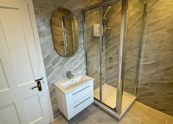 Big Family In At 2 Iveragh Rd-4 *