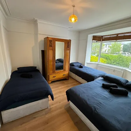 Big Family In At 2 Iveragh Rd-4 * Dublin